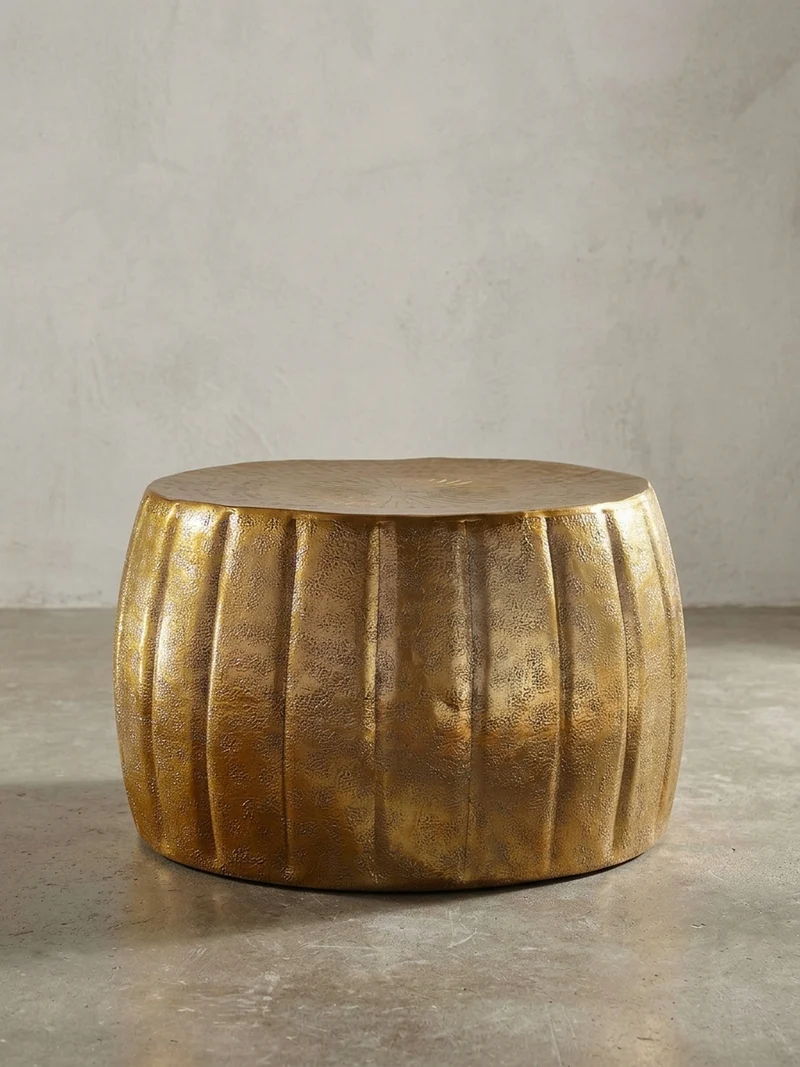 Couchtisch im orientalischen Stil aus strukturiertem Aluminium