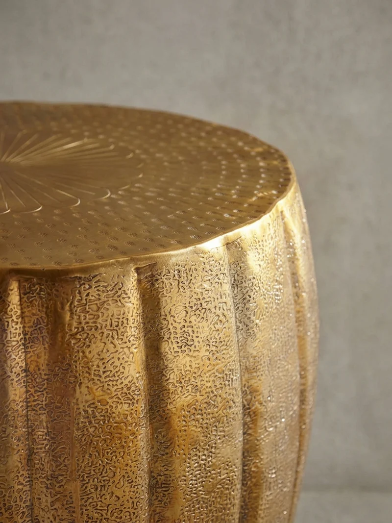 Couchtisch im orientalischen Stil aus strukturiertem Aluminium