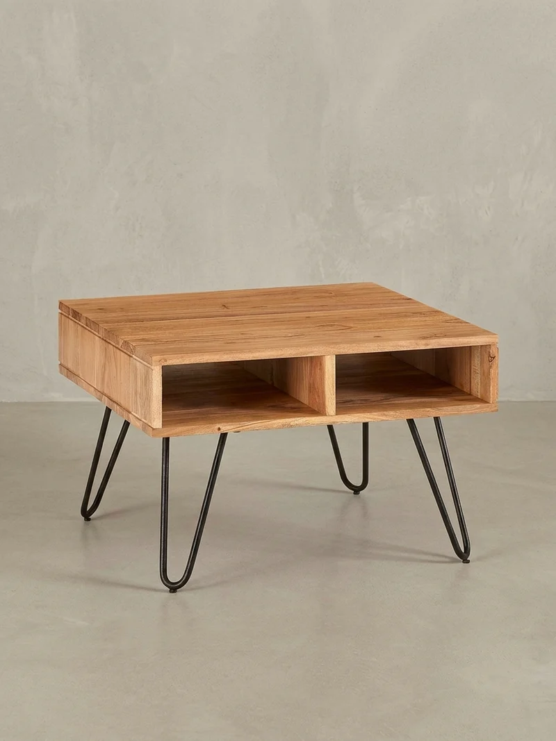 Couchtisch aus massivem Akazienholz mit Metallgestell und Stauraum im modernen Design
