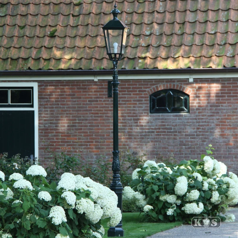 Casa Padrino Nostalgische Gartenlaterne 35 x 35 x H. 290 cm - Verschiedene Farben - Nostalgische Wetterfeste Außenleuchte