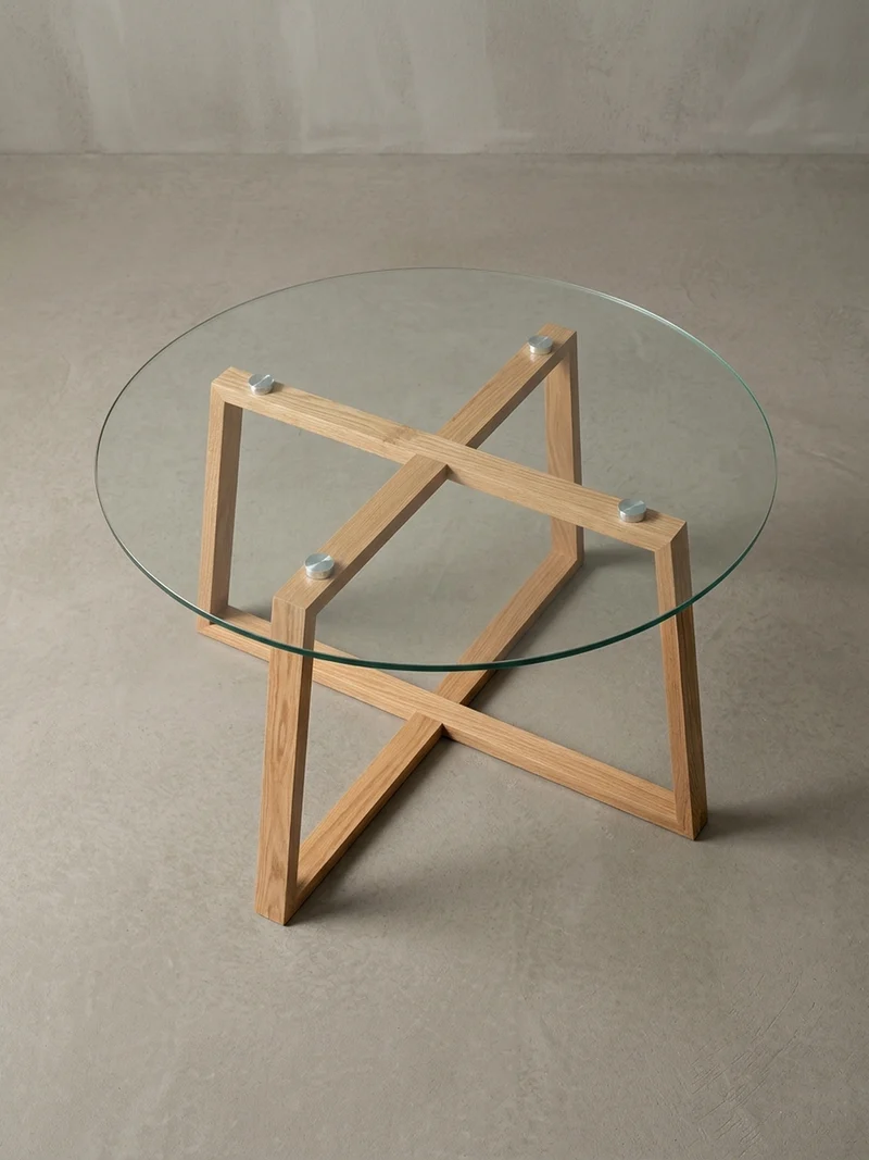 Couchtisch in Eiche mit transparenter Glasplatte und überkreuztem Gestell, modernes Design