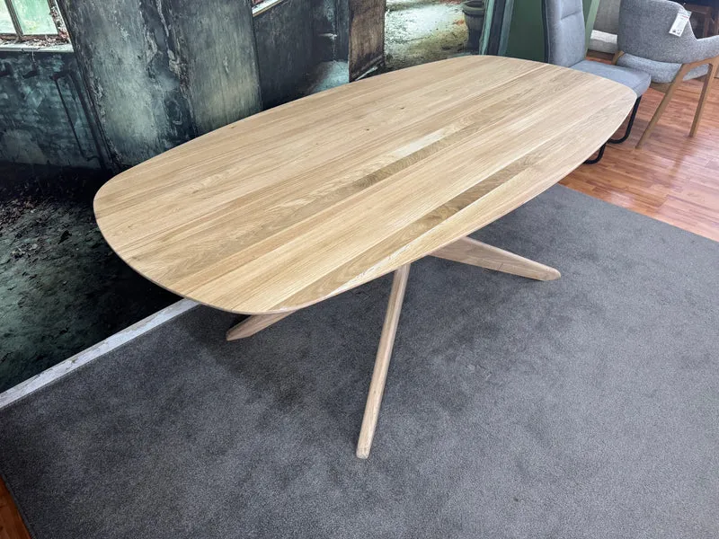 Esstisch Eiche Oval +Massivholz +Gestell-Massivholz +verschiedene Gestelle +Lieferbar in 2 Wochen