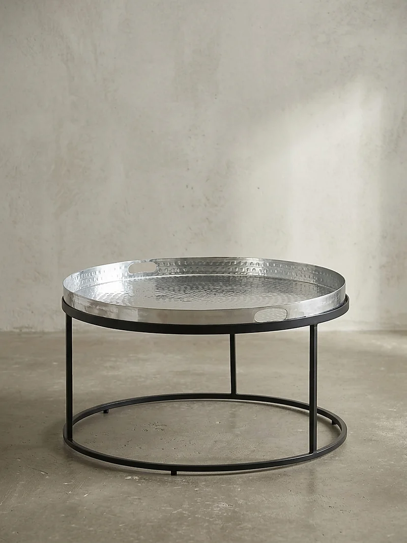 Couchtisch mit Hammerschlag-Struktur, abnehmbares Tablett, aus Aluminium und Eisen