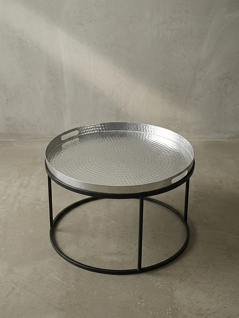 Couchtisch mit Hammerschlag-Struktur, abnehmbares Tablett, aus Aluminium und Eisen