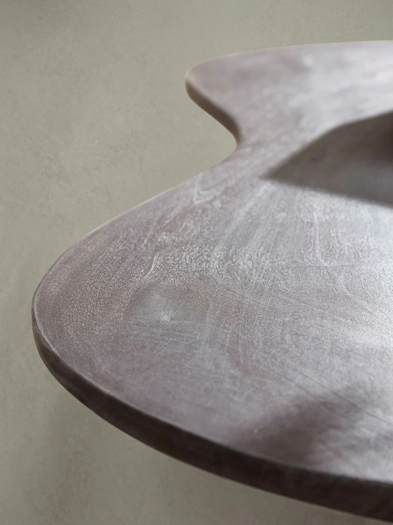 Couchtisch Retro-Stil mit Nierenform, Massivholz, Metallbeine, pflegeleichte Tischplatte