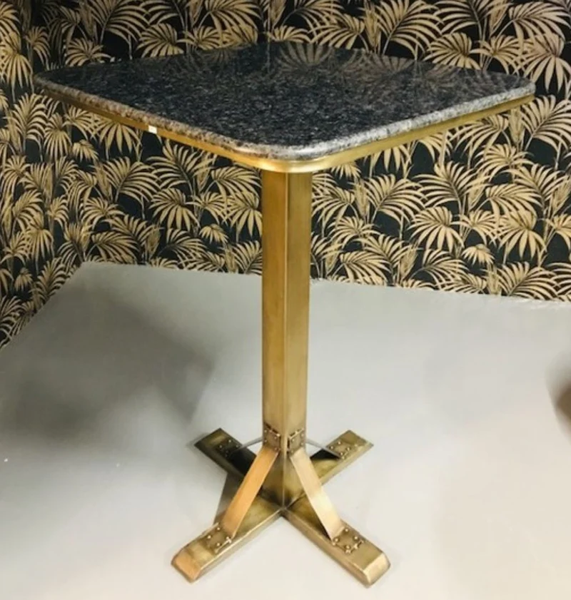 Casa Padrino Luxus Stehtisch Messingfarben / Schwarz 70 x 70 x H. 105 cm - Metall Bartisch mit Marmorplatte - Barmöbel - Gastronomie Möbel