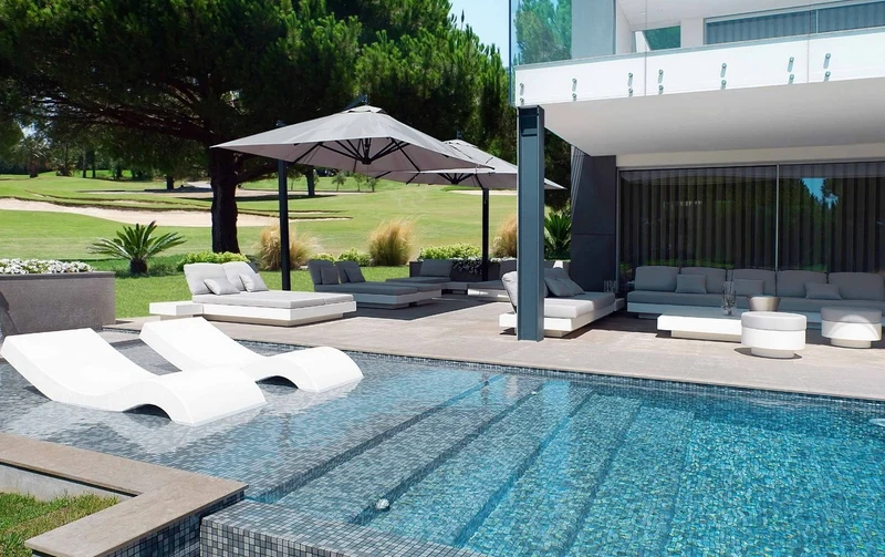 Casa Padrino Luxus 3er Gartensofa Grau / Matt Weiß 210 x 90 x H. 70 cm - Wetterbeständiges Garten Terrassen Sofa - Hotel Möbel - Luxus Qualität