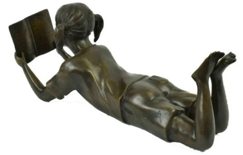 Casa Padrino Luxus Bronzefigur liegendes Mädchen liest Bronze 22 x 60 x H. 27 cm - Bronze Skulptur - Dekofigur - Deko Accessoires