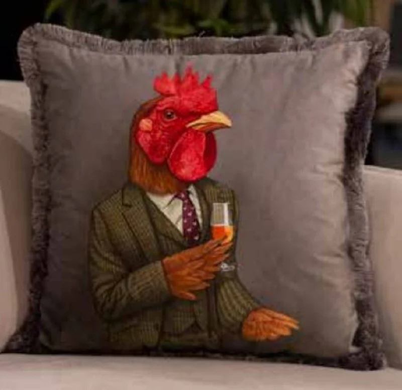 Casa Padrino Luxus Deko Kissen Gentleman Gockel Hahn Grau / Mehrfarbig 45 x 45 cm - Bedrucktes Samt Kissen mit Fransen - Luxus Qualität