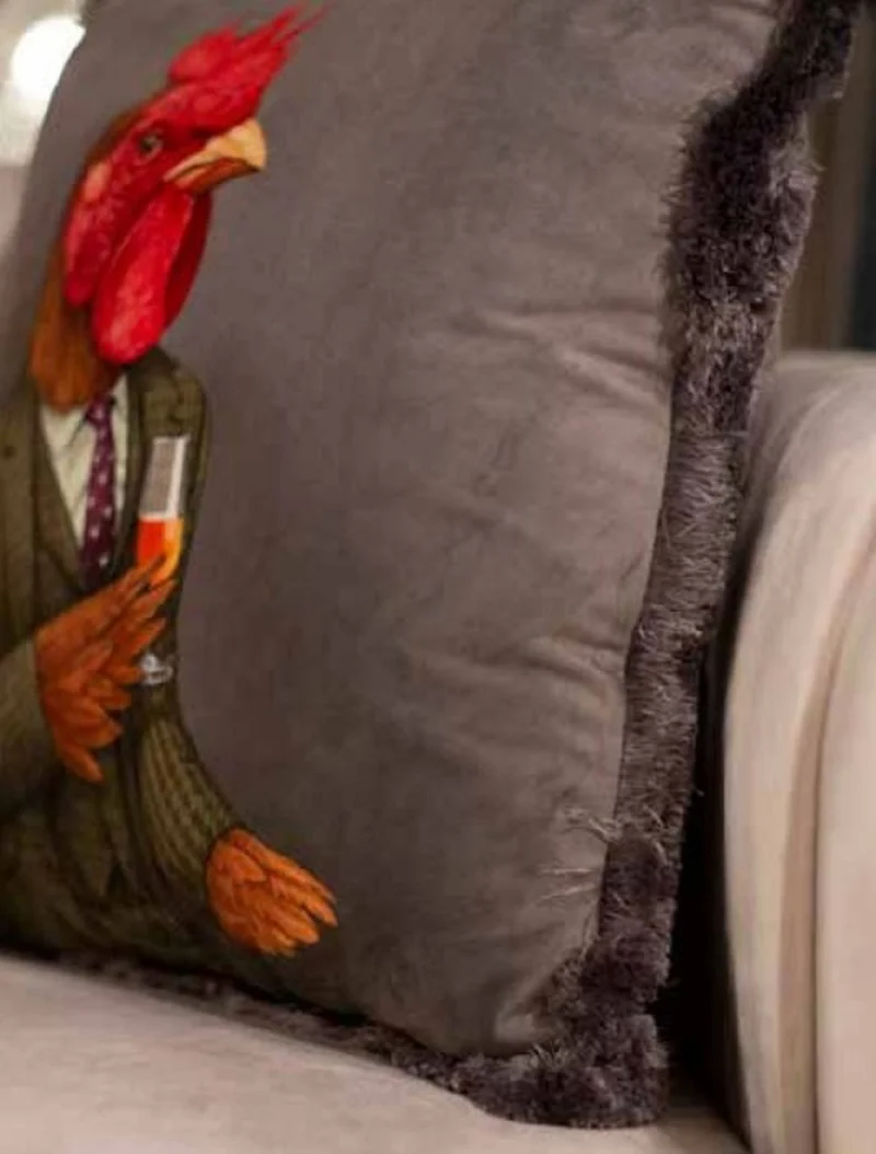 Casa Padrino Luxus Deko Kissen Gentleman Gockel Hahn Grau / Mehrfarbig 45 x 45 cm - Bedrucktes Samt Kissen mit Fransen - Luxus Qualität
