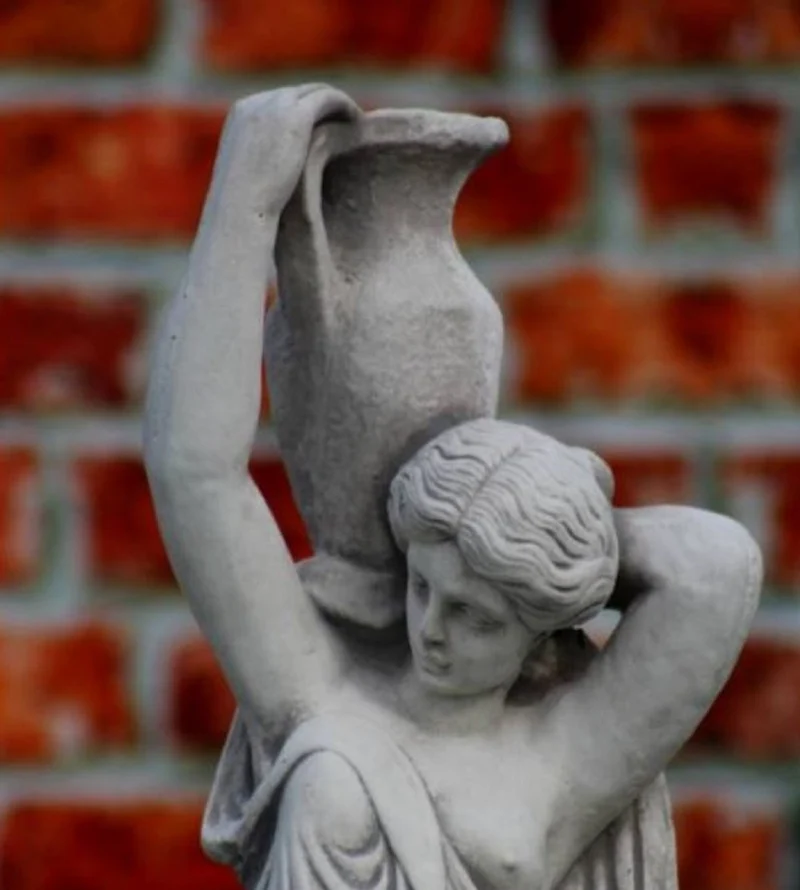 Casa Padrino Barock Springbrunnen Frau mit Krug Grau Ø 78 x H. 175 cm - Prunkvoller Gartenbrunnen im Barockstil - Runder Gartendeko Stein Brunnen - Barock Garten Deko Accessoires