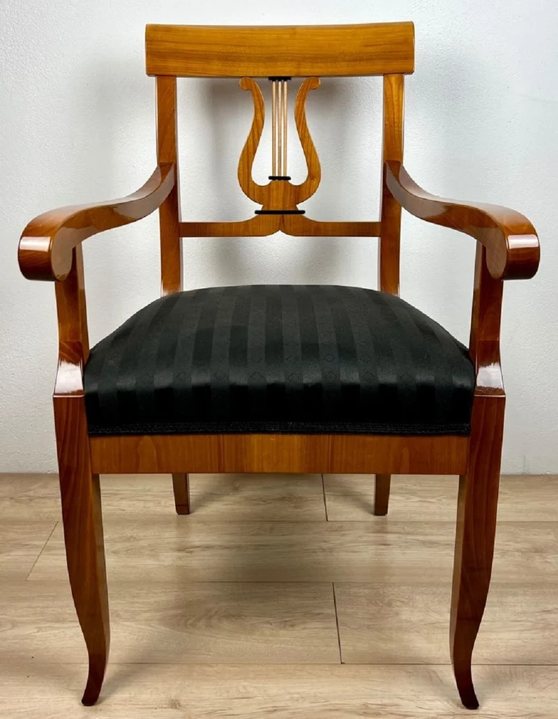 Casa Padrino Luxus Biedermeier Esszimmer Stuhl mit Armlehnen und Streifen Braun / Schwarz 58 x H. 90 cm - Massivholz Küchen Stuhl - Massivholz Esszimmer Möbel - Biedermeier Esszimmer Möbel