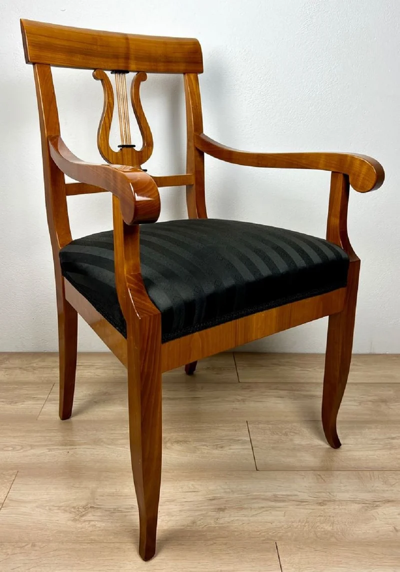 Casa Padrino Luxus Biedermeier Esszimmer Stuhl mit Armlehnen und Streifen Braun / Schwarz 58 x H. 90 cm - Massivholz Küchen Stuhl - Massivholz Esszimmer Möbel - Biedermeier Esszimmer Möbel