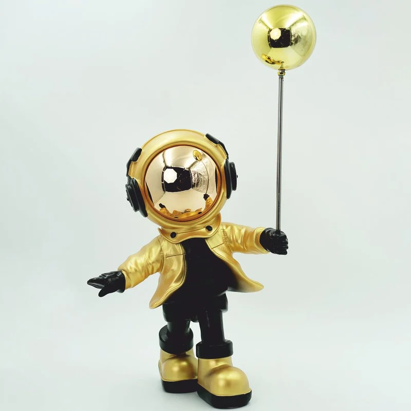 Casa Padrino Deko Figur Astronaut mit Ballon Gold / Schwarz H. 48 cm - Deko Skulptur