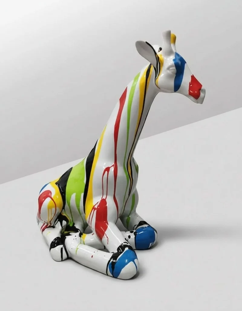 Casa Padrino Luxus Deko Skulptur Giraffe Rykiel Sitzend H. 80 cm - Deko Skulptur - Deko Figur - Tierfigur - Gartendeko