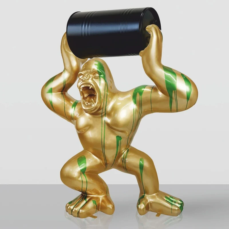 Casa Padrino XXL Deko Skulptur Gorilla mit Fass Gold / Grün / Schwarz H. 240 cm