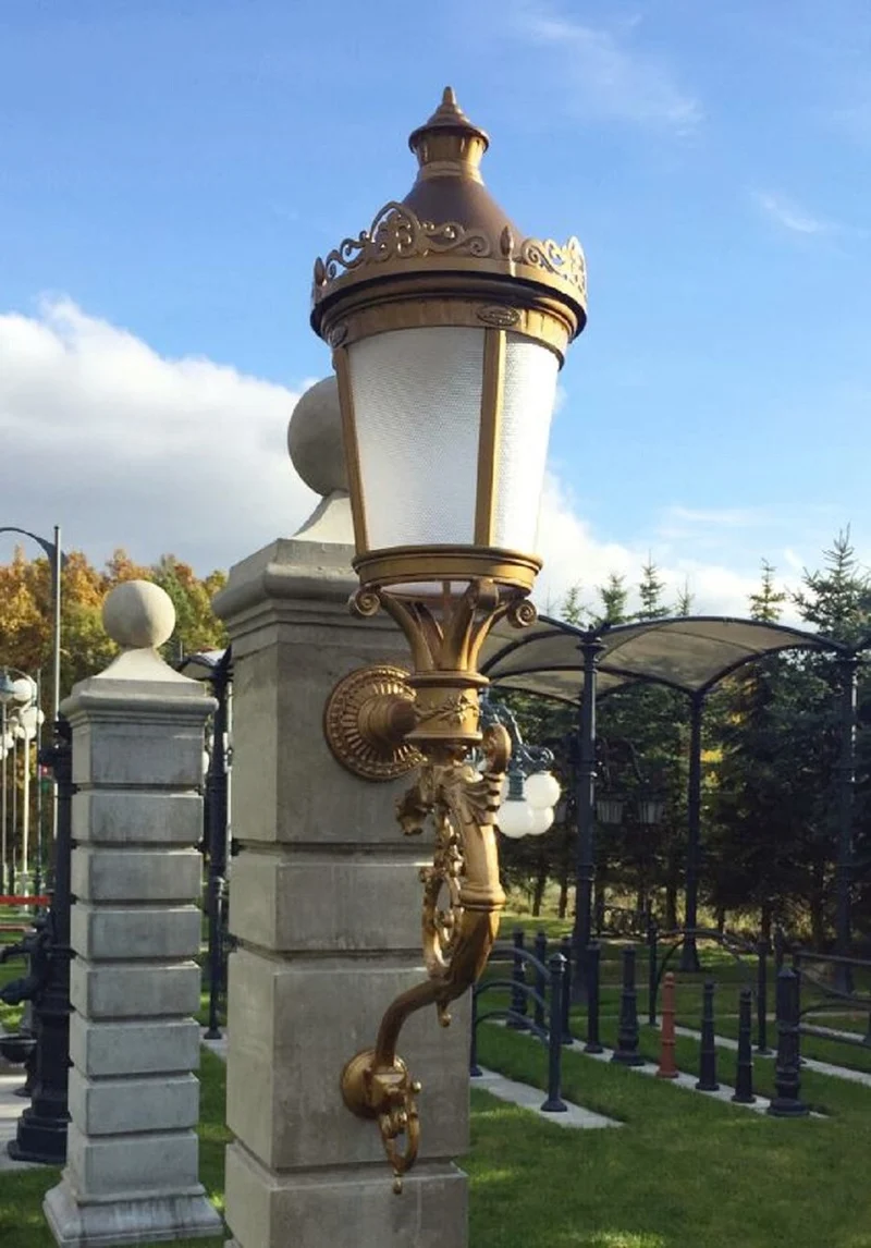 Casa Padrino Barock Außenwandleuchte Gold / Milchglas H. 237 cm - Riesige Garten Außenleuchte