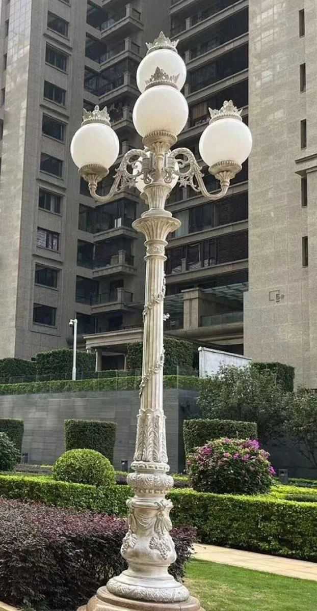 Casa Padrino Barock Straßenlaterne Antik Weiß / Weiß Ø 143 x H. 446 cm