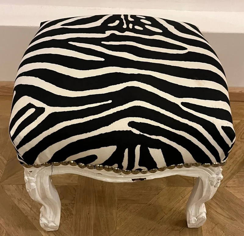 Casa Padrino Barock Fußhocker mit Zebra Design Schwarz / Weiß - Barockstil Hocker - Barock Möbel