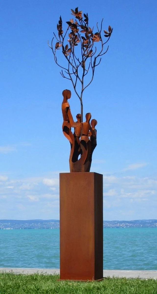 Casa Padrino XXL Garten Deko Metall Skulptur Freunde am Baum auf Säule Rost H. 260 cm