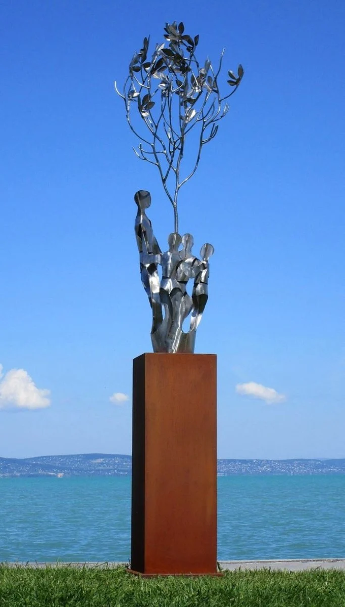 Casa Padrino XXL Garten Deko Metall Skulptur Freunde am Baum auf Säule Silber / Rost H. 260 cm
