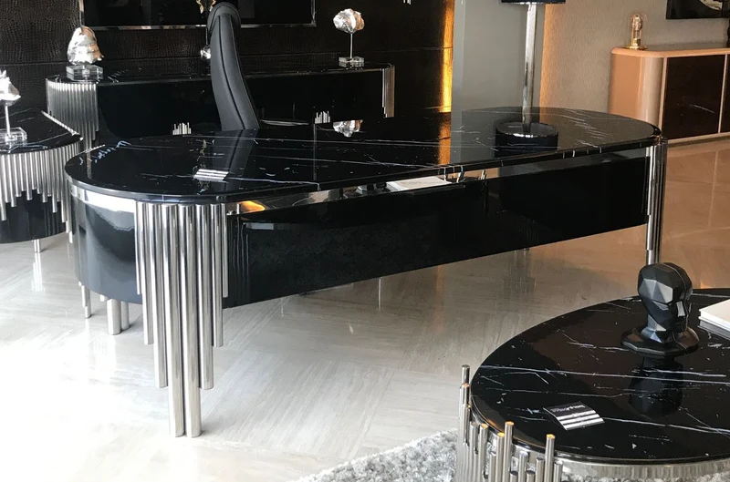 Casa Padrino Luxus Schreibtisch mit Kunstmarmor Tischplatte Schwarz / Silber 260 cm - Luxus Büro Möbel
