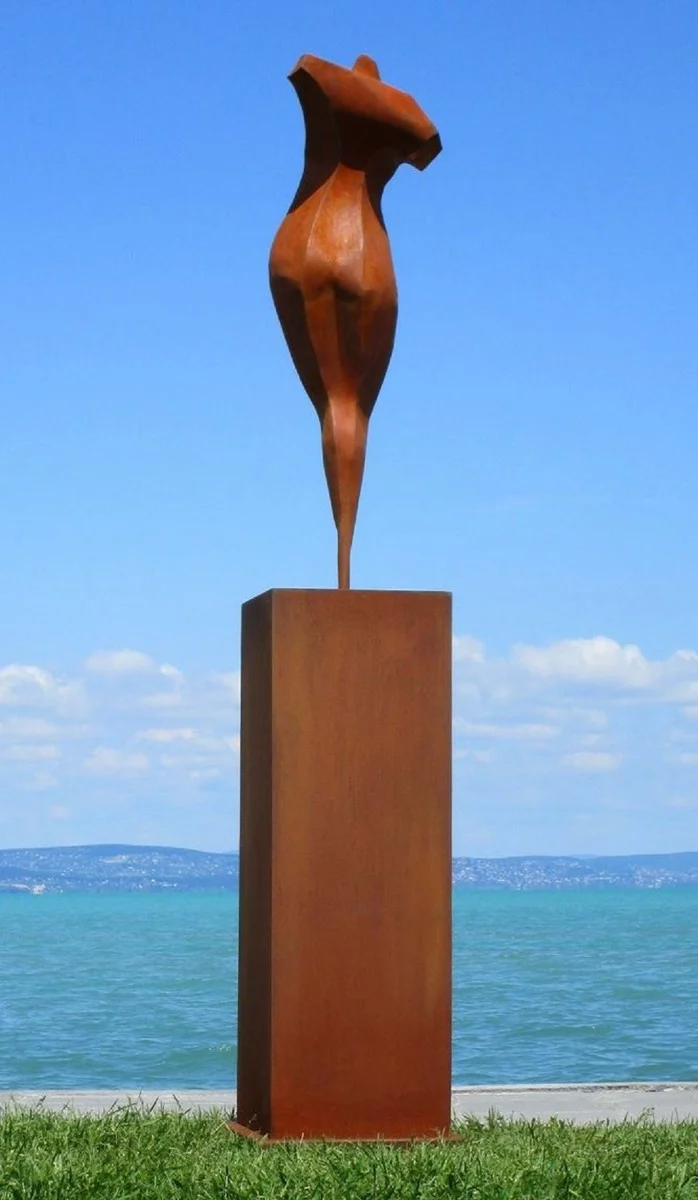 Casa Padrino XXL Garten Deko Metall Skulptur Frau auf Säule Rost H. 205 cm