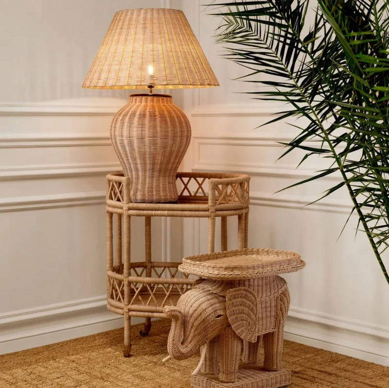 Casa Padrino Luxus Rattan Tischleuchte Naturfarben / Schwarz Ø 66,5 x H. 96,5 cm