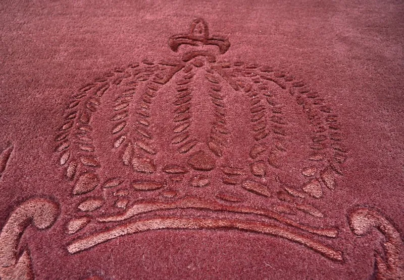 Pompöös by Casa Padrino Luxus Barock Teppich Krone von Harald Glööckler Bordeauxrot 200 x 300 cm