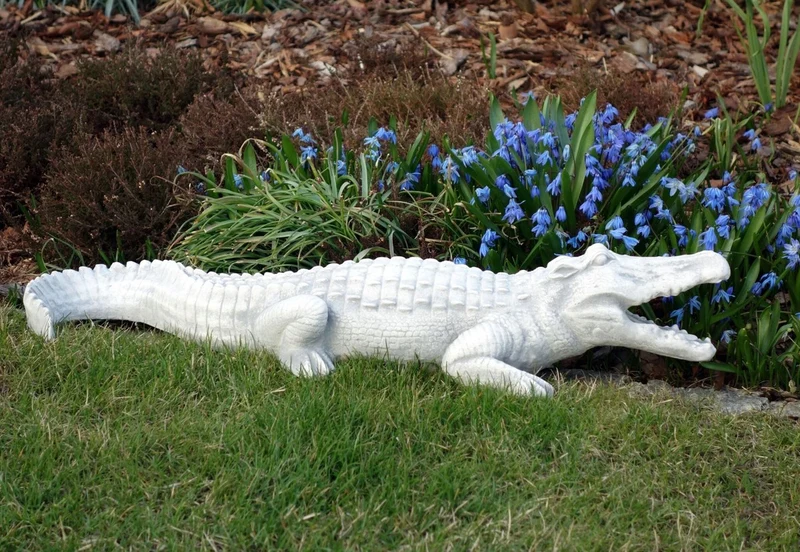 Casa Padrino Garten Deko Skulptur Krokodil Weiß 68 x 18 x H. 13 cm - Deko Stein Figur