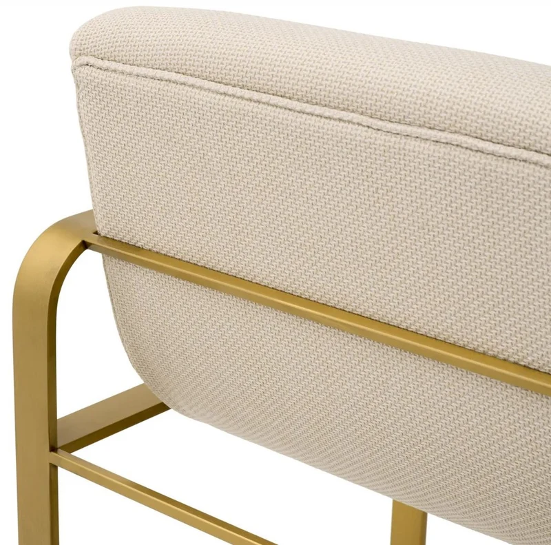 Casa Padrino Luxus Barstuhl mit Armlehnen Sandfarben / Messing 53,5 x 57,5 x H. 107 cm - Gepolsterter Edelstahl Barhocker - Bar Möbel - Luxus Möbel - Luxus Qualität