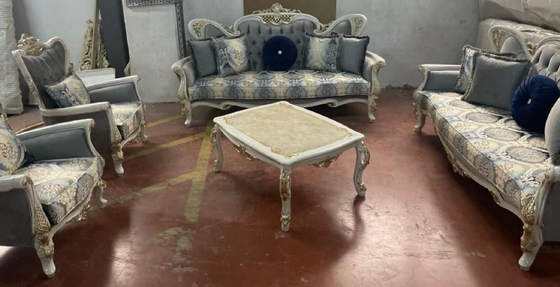 Casa Padrino Luxus Barock Sofa Grau / Mehrfarbig / Weiß / Gold - Handgefertigtes Wohnzimmer Sofa mit elegantem Muster - Barock Wohnzimmer Möbel - Edel & Prunkvoll