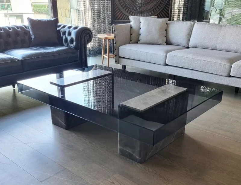 Casa Padrino Luxus Marmor Couchtisch mit Glasplatte Grau / Schwarz 140 cm