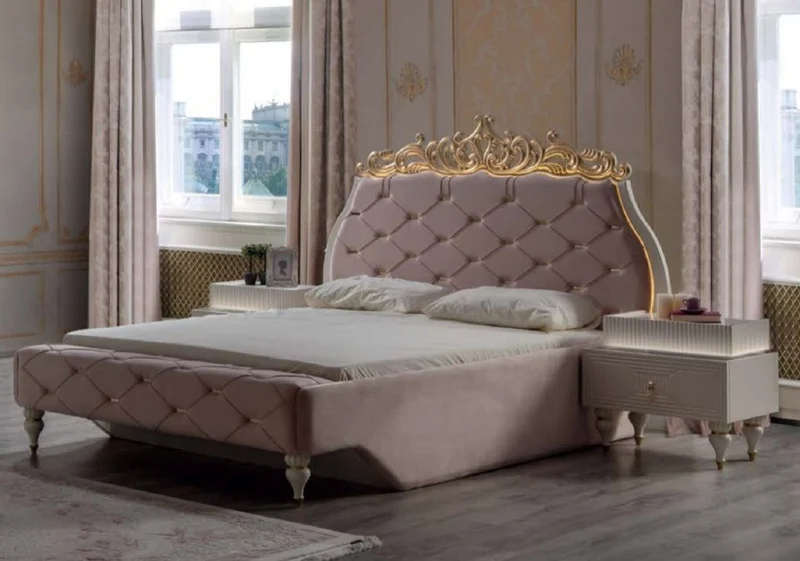 Casa Padrino Luxus Barock Schlafzimmer Set Rosa / Creme / Gold - 1 Barock Doppelbett mit Kopfteil & 2 Barock Nachtkommoden - Luxus Schlafzimmer Möbel im Barockstil - Barock Interior