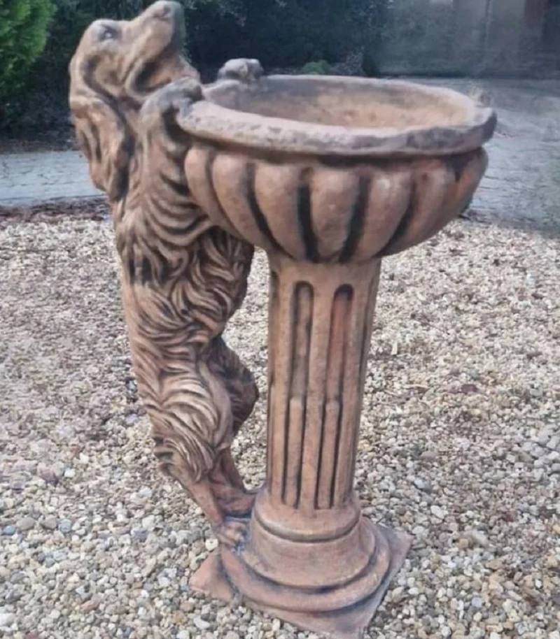 Casa Padrino Barock Vogeltränke mit dekorativer Hunde Skulptur Antik Braun H. 100 cm - Garten Deko Stein Vogelbad - Garten & Terrassen Deko Accessoires im Barockstil