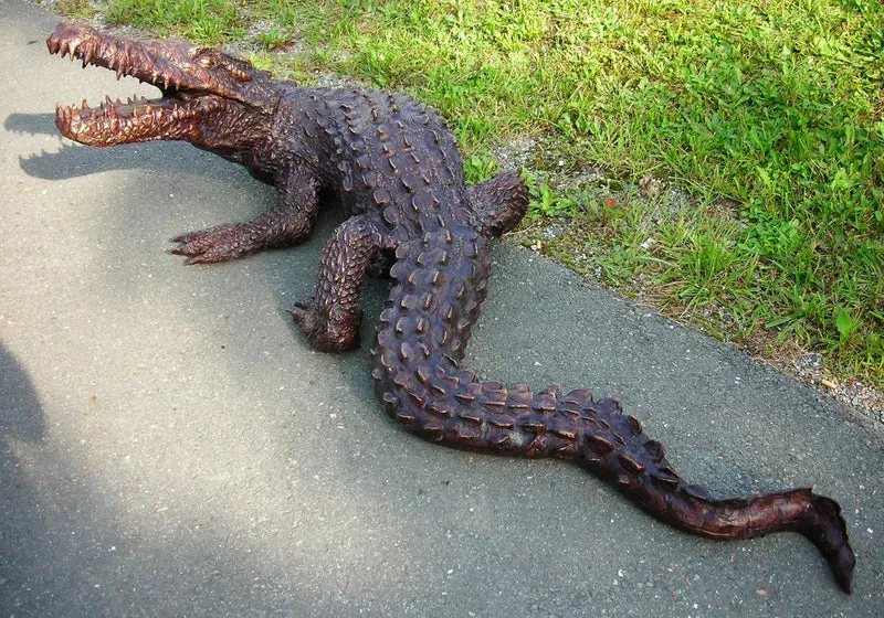 Casa Padrino Luxus XXL Bronze Deko Skulptur Krokodil 170 x 80 x H. 60 cm - Lebensgroße Bronze Tierfigur - Garten Skulptur