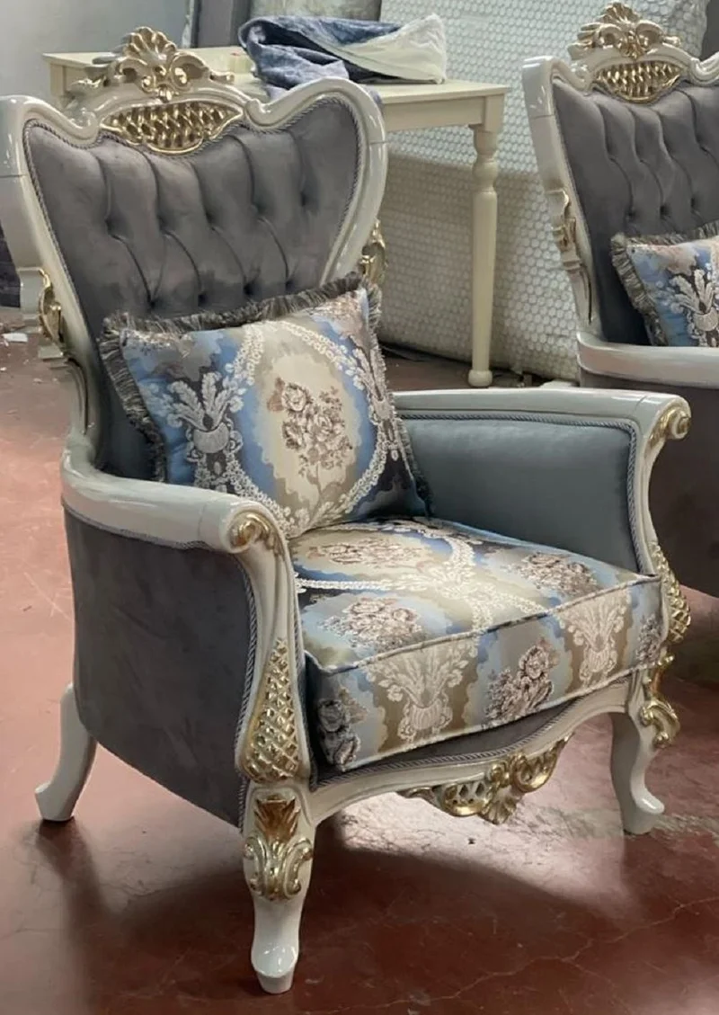 Casa Padrino Luxus Barock Wohnzimmer Set Grau / Mehrfarbig / Weiß / Gold - 2 Barock Sofas & 2 Barock Sessel & 1 Barock Couchtisch - Handgefertigte Barock Wohnzimmer Möbel - Edel & Prunkvoll