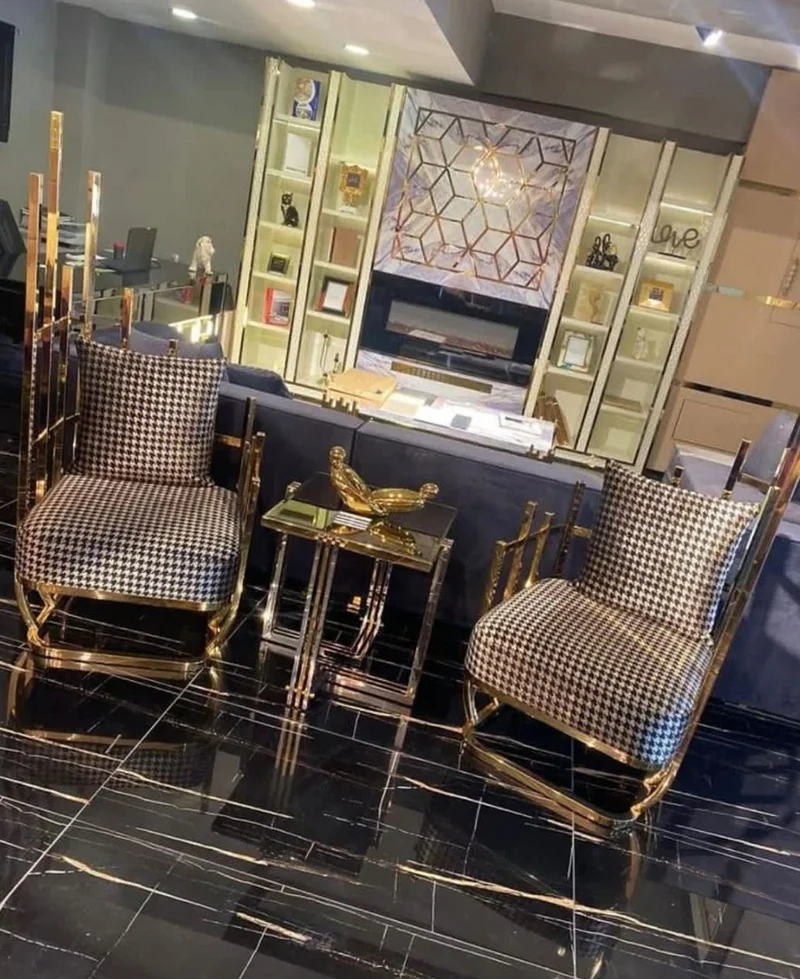 Casa Padrino Luxus Designer Sessel rechte Seite mit Kissen Schwarz / Weiß / Gold 91,5 x 75 x H. 136,5 cm - Wohnzimmer Möbel - Hotel Möbel - Luxus Möbel