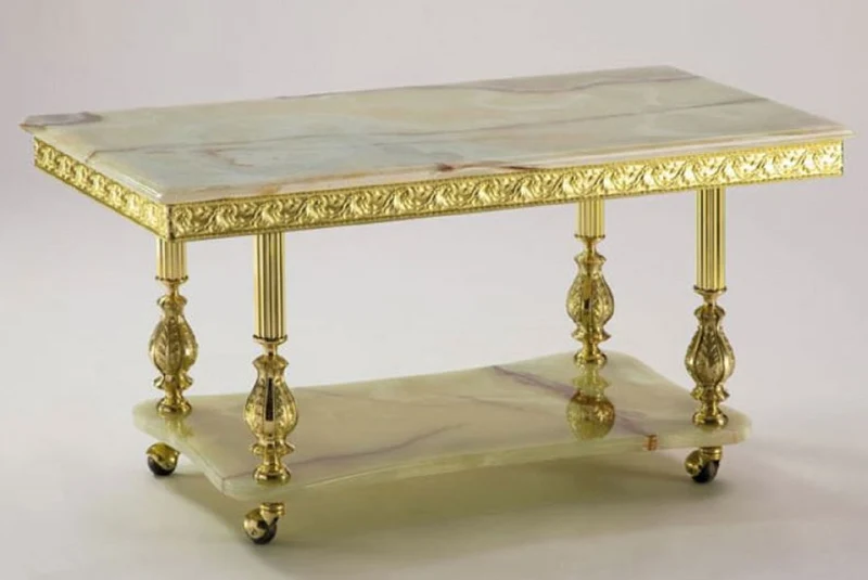 Casa Padrino Luxus Barock Couchtisch Creme / Gold 100 x 50 x H. 43 cm - Rechteckiger Barockstil Wohnzimmertisch mit Onyx Kunststein Tischplatten und Rollen - Barock Möbel - Made in Italy