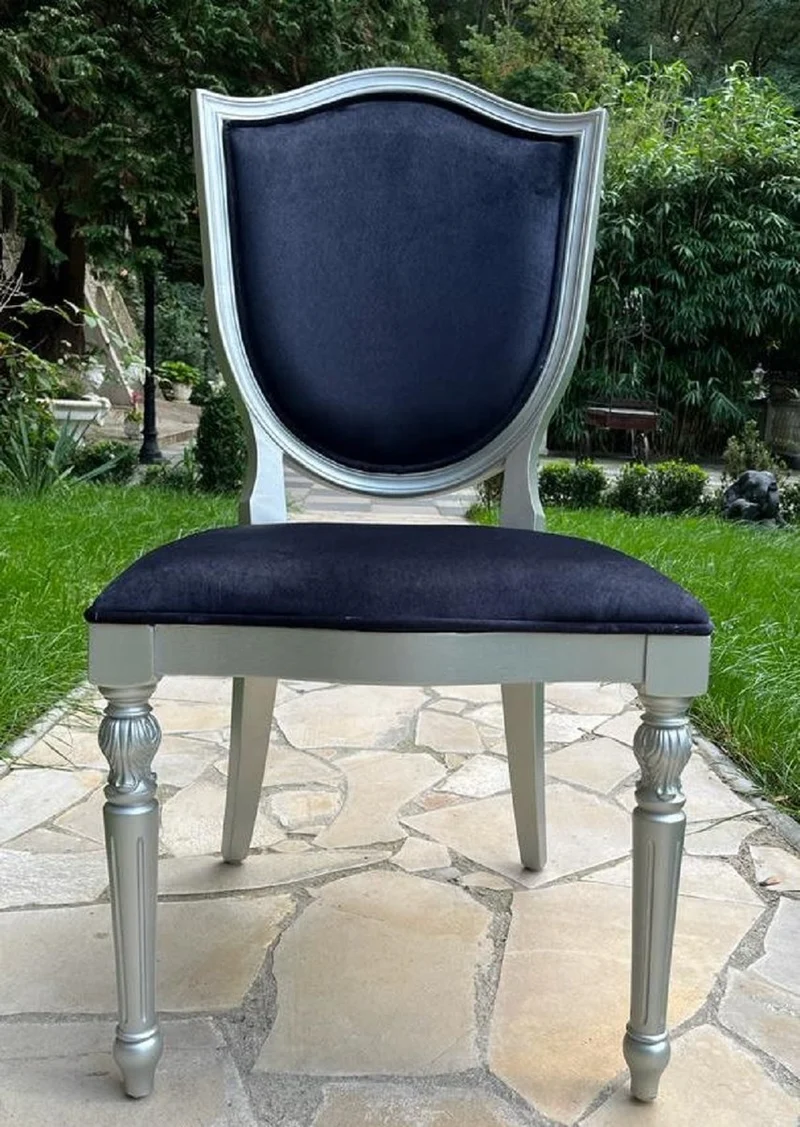 Casa Padrino Luxus Art Deco Samt Esszimmer Stuhl Dunkelblau / Silber - Art Deco Massivholz Stuhl - Art Deco Esszimmer Möbel - Art Deco Möbel - Art Deco Einrichtung - Luxus Möbel im Art Deco Stil
