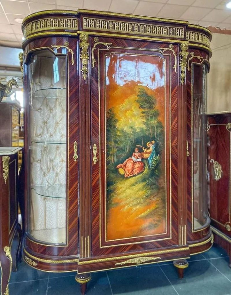 Casa Padrino Barock Vitrine Braun / Mehrfarbig / Gold - Handgefertigter Massivholz Vitrinenschrank mit 3 Türen - Barock Möbel - Edel & Prunkvoll