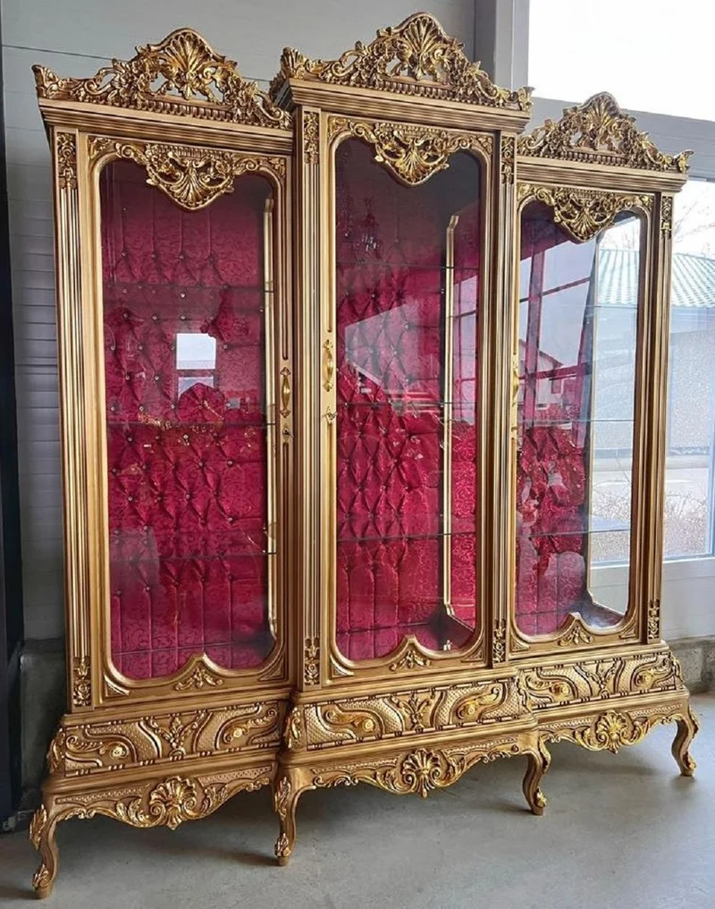 Casa Padrino Barock Vitrine Gold / Bordeauxrot - Handgefertigter Massivholz Vitrinenschrank mit 3 Glastüren und Glitzersteinen - Barock Möbel - Edel & Prunkvoll