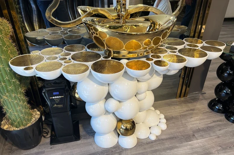 Casa Padrino Luxus Designer Badezimmer Set Weiß / Gold 150 x 58 x H. 70 cm - 1 Waschtisch mit Waschbecken und Armatur - Badezimmer Möbel - Luxus Möbel - Designer Möbel