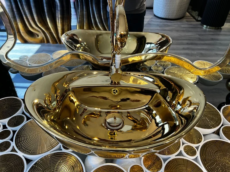 Casa Padrino Luxus Designer Badezimmer Set Weiß / Gold 150 x 58 x H. 70 cm - 1 Waschtisch mit Waschbecken und Armatur - Badezimmer Möbel - Luxus Möbel - Designer Möbel