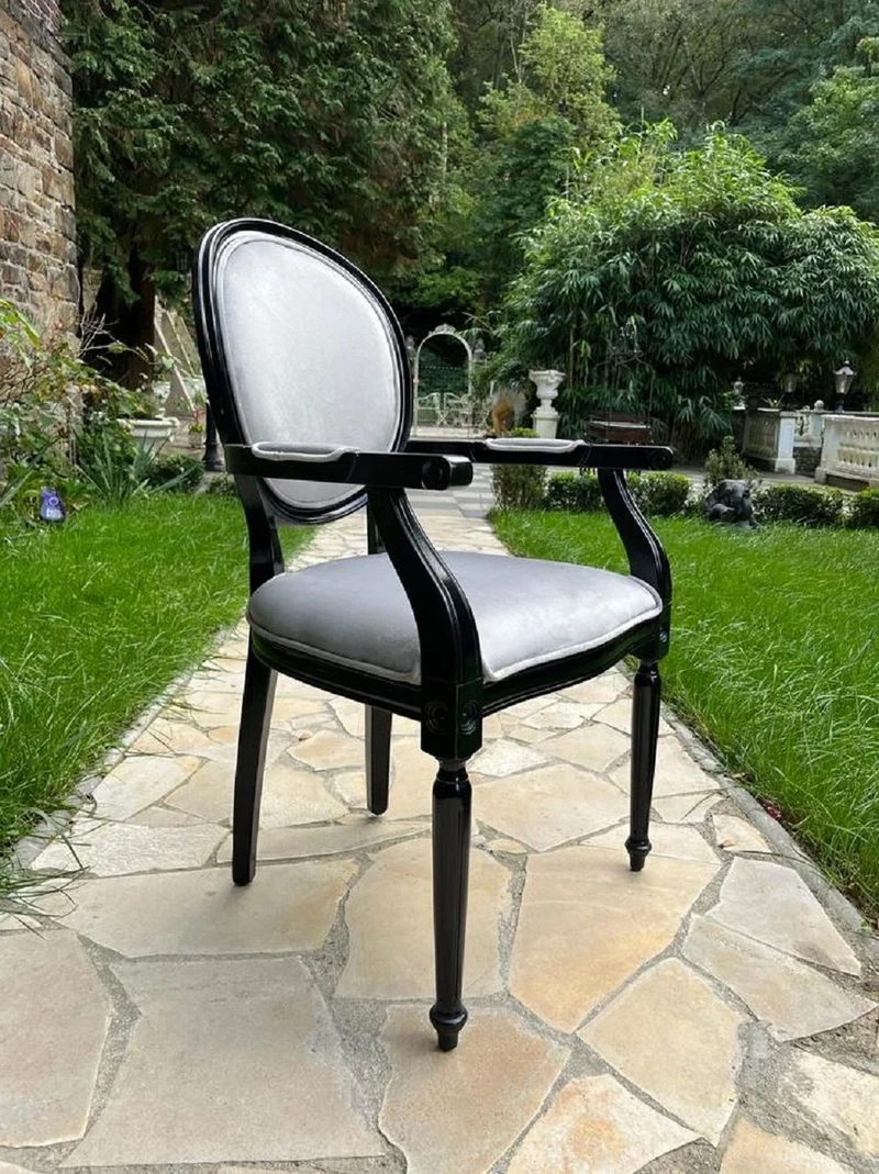 Casa Padrino Luxus Barock Esszimmer Stuhl Grau / Schwarz - Handgefertigter Antik Stil Stuhl mit Armlehnen und edlem Samtstoff - Esszimmer Möbel im Barockstil