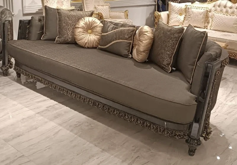 Casa Padrino Luxus Barock Wohnzimmer Sofa Grau / Gold - Handgefertigtes Barockstil Sofa - Luxus Wohnzimmer Möbel im Barockstil - Prunkvolle Barock Möbel