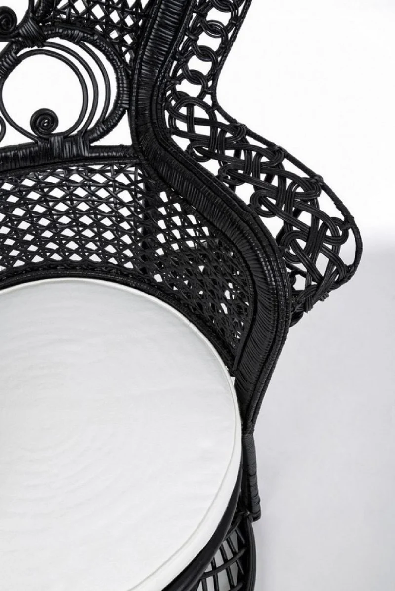 Casa Padrino Luxus Rattan Sessel Schwarz / Weiß 106 x 71 x H. 148 cm - Vintage Stil Rattan Sessel mit Sitzkissen - Vintage Stil Rattan Möbel - Garten & Terrassen Möbel