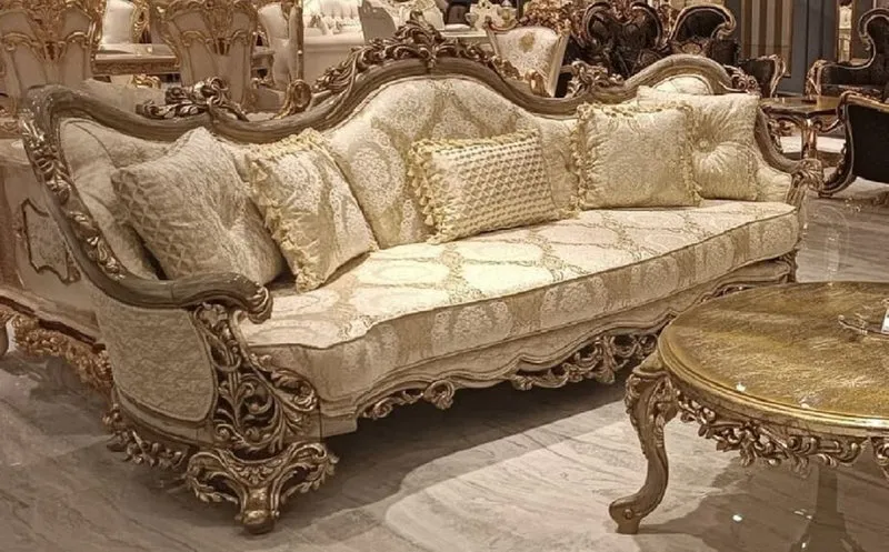 Casa Padrino Luxus Barock Wohnzimmer Set Gold / Grau - 2 Barock Sofas & 2 Barock Sessel & 1 Runder Barock Couchtisch - Luxus Wohnzimmer Möbel im Barockstil - Edel & Prunkvoll