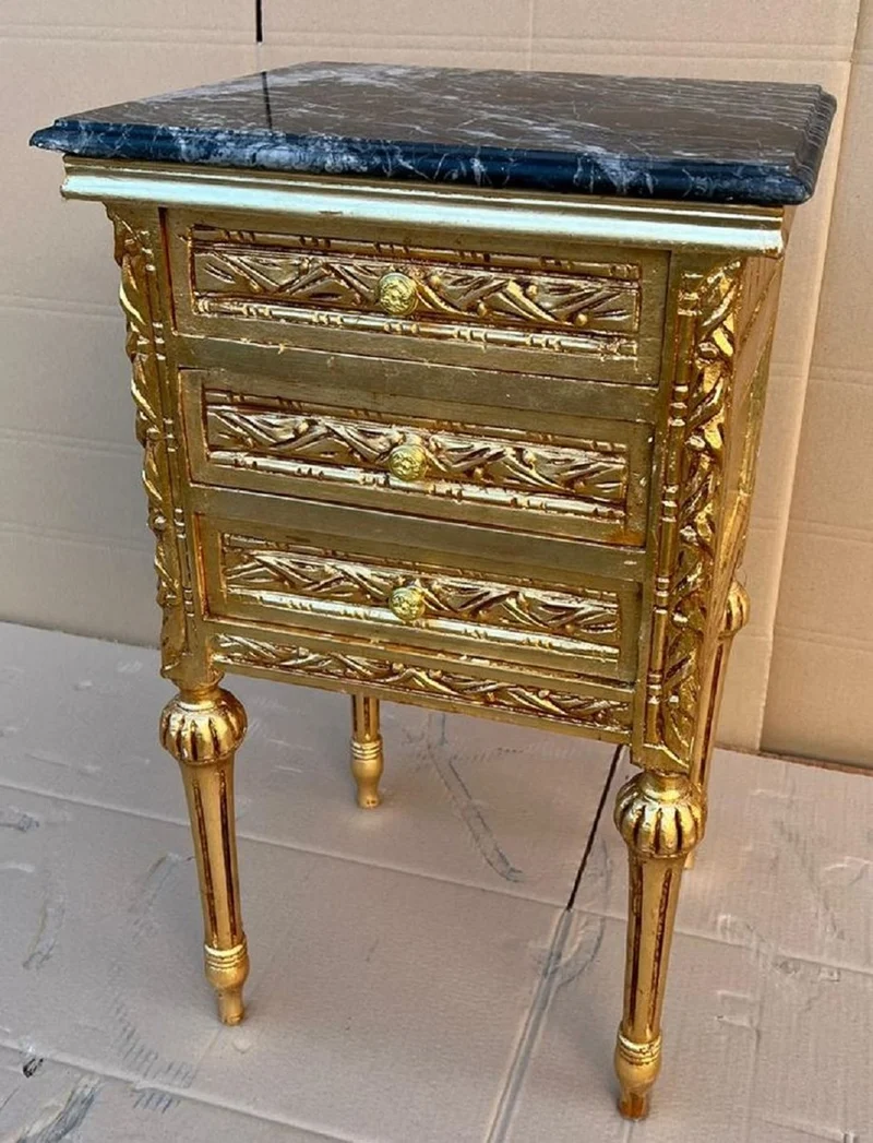 Casa Padrino Barock Nachtkommode Gold / Schwarz - Prunkvolle Barockstil Kommode mit 3 Schubladen und Marmorplatte - Barock Möbel - Schlafzimmer Möbel im Barockstil