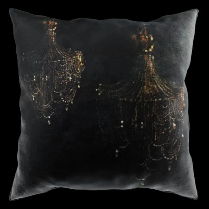 Casa Padrino Luxus Barock Deko Kissen Kronleuchter Schwarz / Gold 43 x 43 cm - Bedrucktes Samt Kissen - Barock Deko Accessoires
